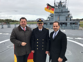 Stadtverordnetenvorsteher Stephan Siegler, Fregattenkapitän Carsten Kauke, Michael Ruiss auf dem Einstazgruppenversorger (EGV) Frankfurt